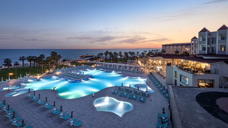 Arcanus Hotels Sorgun, havuz ve deniz manzarası